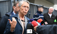 La ministre de l'Education Elisabeth Borne s'adresse à sa sortie du collège Robert Schuman de Benfeld, dans le Bas-Rhin, le 24 septembre 2025 ( AFP / SEBASTIEN BOZON )
