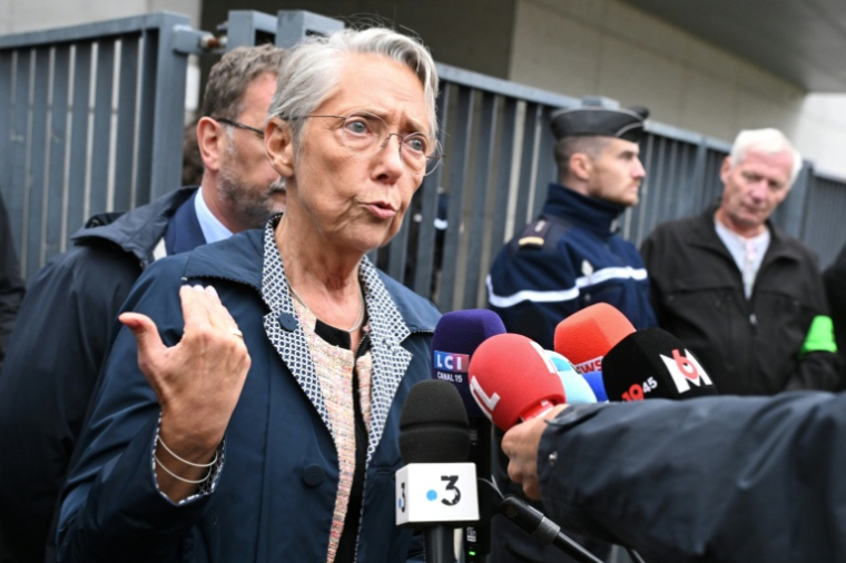 La ministre de l'Education Elisabeth Borne s'adresse à sa sortie du collège Robert Schuman de Benfeld, dans le Bas-Rhin, le 24 septembre 2025 ( AFP / SEBASTIEN BOZON )