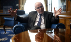 Le gouverneur de la Banque nationale bulgare, Radev, s'exprime lors d'une interview accordée à Reuters à Sofia