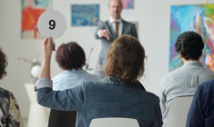 Les particuliers peuvent obtenir du mobilier de qualité à bas coût grâce aux enchères. ( crédit photo : Getty Images )