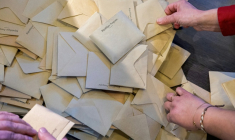 Dépouillement des bulletins de vote lors du 2e tour des municipales à Schiltigheim, le 22 mars 2026 dans le Bas-Rhin ( AFP / ROMEO BOETZLE )