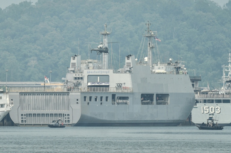 Un hélicoptère de la Marine malaisienne patrouille au-dessus de bateaux attendant de rapatrier des ressortissants birmans dans leur pays sur la base navale de Lumut, près de Kuala Lumpur, le 29 septembre 2026 ( AFP / Arif Kartono )