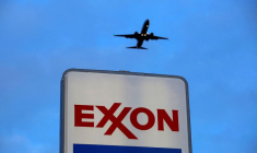 Des avions s'apprêtent à atterrir au-dessus d'une enseigne Exxon dans une station-service de Norridge, banlieue de Chicago