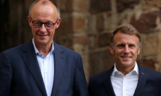 Le chancelier allemand Friedrich Merz, à gauche et le président français Emmanuel Macron, à droite, au fort de Brégançon, à Bormes-les-Mimosas le 28 août 2025 ( POOL / Manon Cruz )