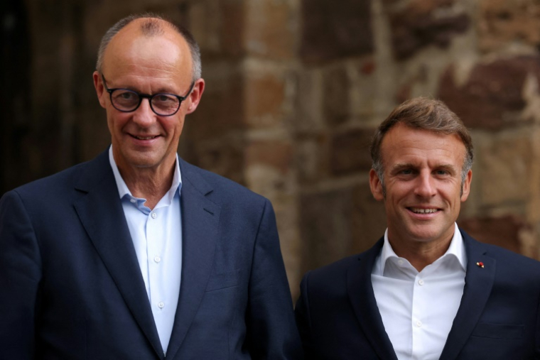 Le chancelier allemand Friedrich Merz, à gauche et le président français Emmanuel Macron, à droite, au fort de Brégançon, à Bormes-les-Mimosas le 28 août 2025 ( POOL / Manon Cruz )