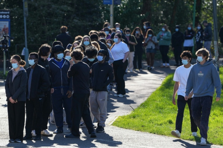 Des étudiants font la queue pour se faire vacciner sur le campus de l'université du Kent à Canterbury, en Angleterre, le 18 mars 2026 ( AFP / CARLOS JASSO )
