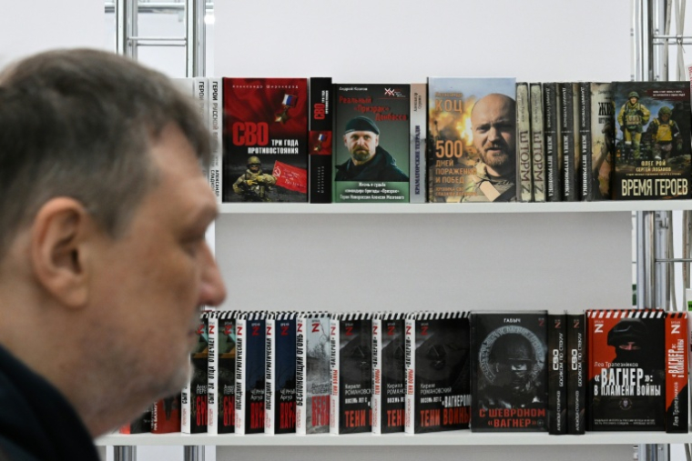 Des ouvrages sur le conflit en Ukraine exposés lors d'une foire du livre à Moscou, le 9 avril 2026 ( AFP / Igor IVANKO )