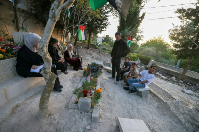 Des proches de l'adolescent Youssef Shtayyeh, tué le 23 avril 2026 par des soldats israéliens, se recueillent devant sa tombe dans un cimetière à Tell, près de Naplouse, en Cisjordanie occupée, le 12 mai 2026 ( AFP / JAAFAR ASHTIYEH )