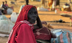 Une Soudanise déplacée qui a fui El-Facher après la chute de la ville aux mains des Forces de soutien rapide (FSR) arrive dans la ville de Tawila, plus à l'ouest, le 28 octobre 2025 ( AFP / STR )