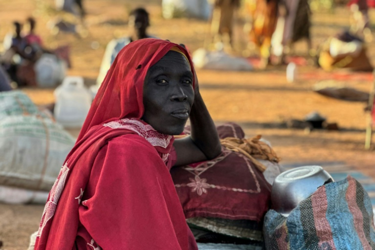 Une Soudanise déplacée qui a fui El-Facher après la chute de la ville aux mains des Forces de soutien rapide (FSR) arrive dans la ville de Tawila, plus à l'ouest, le 28 octobre 2025 ( AFP / STR )