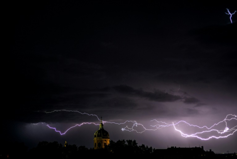 Cinq départements du centre-est vont passer en vigilance orange pour risque d'orages à partir de 14h00 ( AFP / JEFF PACHOUD )