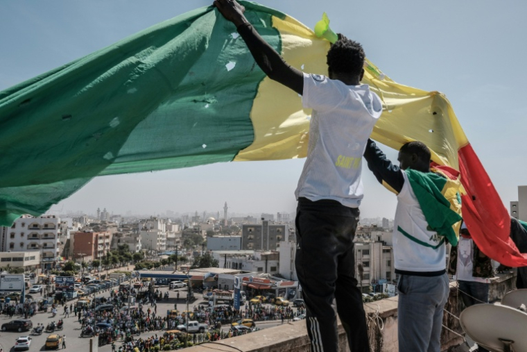 Des supporters de l'équipe de football sénégalaise célèbrent le 20 janvier 2026 leur victoire lors de la finale de la CAN-2025 face au Maroc. Les Lions de la Teranga ont défilé lors d'une grande parade populaire à travers les rues de Dakar ( AFP / GUY PETERSON )