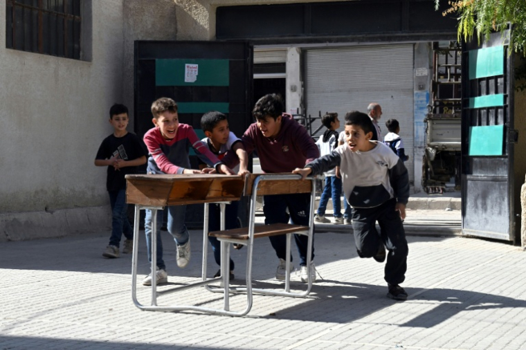 En dépit du manque de professeurs et d'équipements, l'école a repris à Daraya. Le 28 octobre 2025 ( AFP / LOUAI BESHARA )