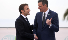 Le Premier ministre espagnol Pedro Sanchez et Emmanuel Macron, à Alicante ( AFP / JOSE JORDAN )