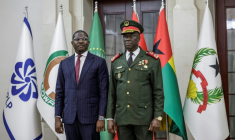Le nouveau Premier ministre et ministre des Finances du gouvernement de transition de Guinée-Bissau, Ilidio Vieira Te (g) et le président de la transition, le général Horta N'Tam (d), lors de la cérémonie de prestation de serment au palais présidentiel de Bissau, le 28 novembre 2025 en Guinée-Bissau ( AFP / Patrick MEINHARDT )