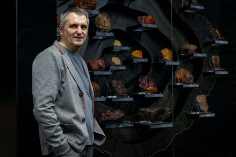 Slawomir Fijalkowski, enseignant et créateur en joaillerie à l'Académie des Beaux-Arts de Gdansk, le 10 mars 2026 à Gdansk, en Pologne  ( AFP / Wojtek RADWANSKI )