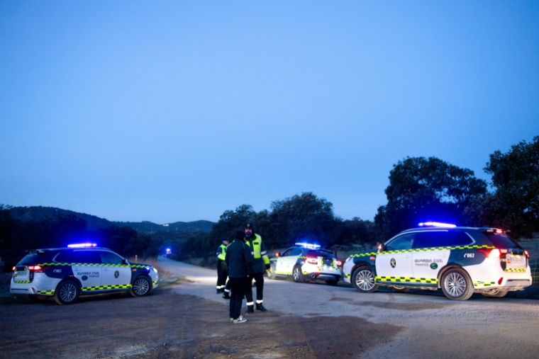 Des gardes civils espagnols contrôlent l'accès au site où un train à grande vitesse Iryo a déraillé, percuté par un autre train, à Adamuz, dans le sud de l'Espagne, le 19 janvier 2026The crash happened on Sunday evening when a train operated by rail company Iryo travelling from Malaga to Madrid derailed near Adamuz, crossing onto the other track where it crashed into an oncoming train, which also derailed. ( AFP / JORGE GUERRERO )