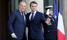Donald Tusk et Emmanuel Macron à Paris, le 17 février 2025. ( AFP / LUDOVIC MARIN )