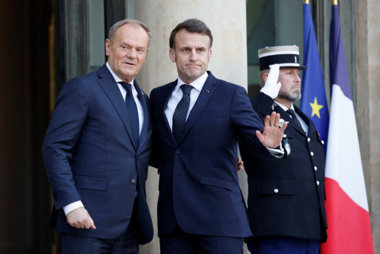 Donald Tusk et Emmanuel Macron à Paris, le 17 février 2025. ( AFP / LUDOVIC MARIN )