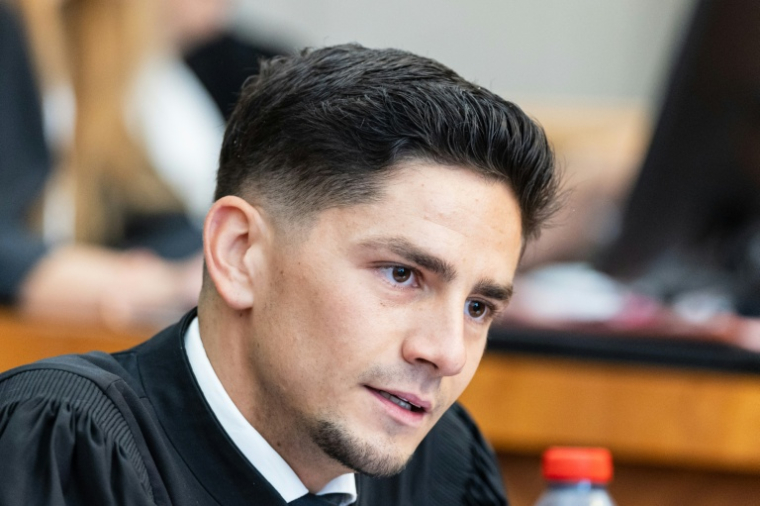 Sullyman Bouderba, l'avocat de Jérôme P., avant le procès de son client à Saint-Omer, le 8 juin 2026 ( AFP / Sameer Al-DOUMY )
