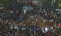 Manifestation de lycéens, parents, professeurs et syndicalistes à Marseille, le 6 octobre 2026 ( AFP / Miguel MEDINA )