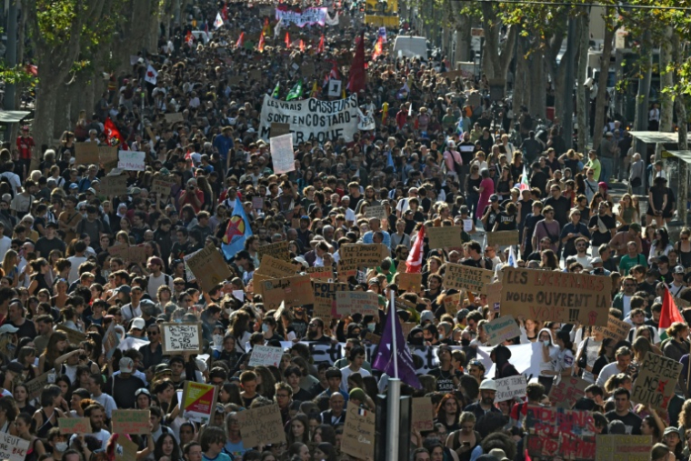 Manifestation de lycéens, parents, professeurs et syndicalistes à Marseille, le 6 octobre 2026 ( AFP / Miguel MEDINA )