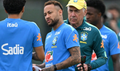 Neymar et le sélectionneur Carlo Ancelotti participent à une séance d'entraînement du Brésil, le 22 juin 2026 à Morristown, dans le New Jersey ( AFP / Mauro PIMENTEL )