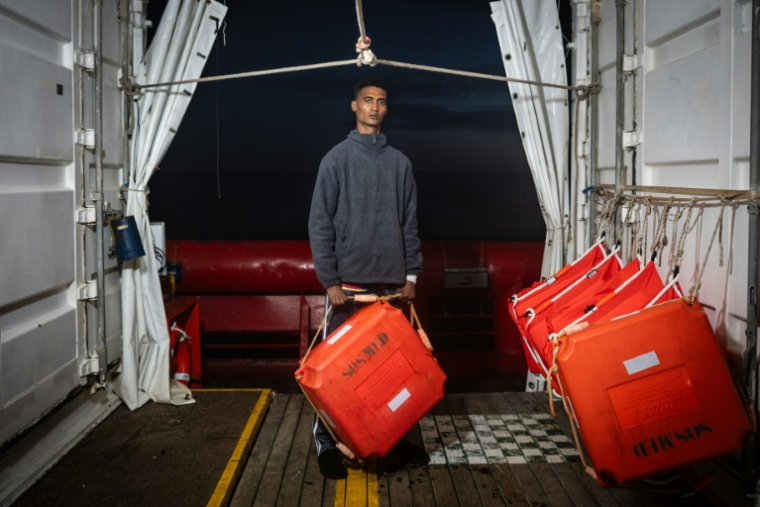 Le migrant soudanais Manzoul à bord du navire de sauvetage Ocean Viking qui navigue vers le port de Savone, dans le nord-ouest de l'Italie, le 3 janvier 2026 ( AFP / Sameer Al-DOUMY )