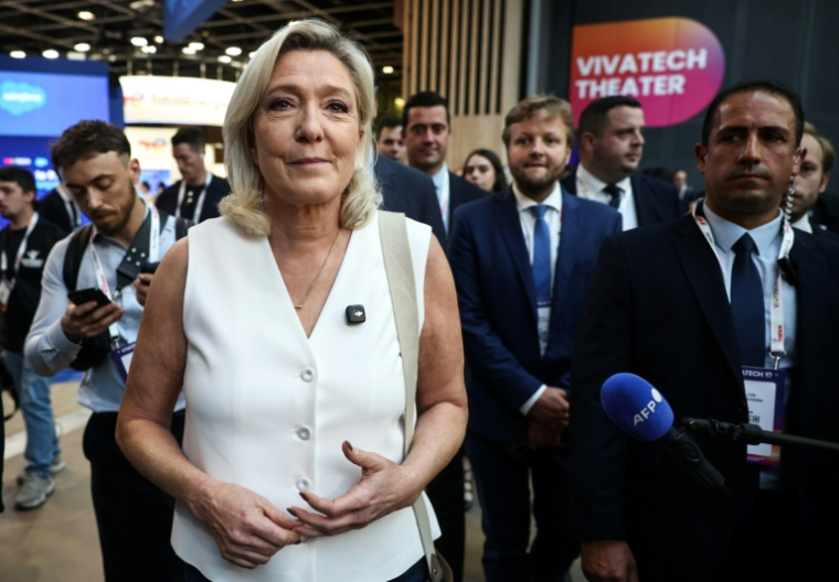 Marine Le Pen, présidente du groupe parlementaire Rassemblement National (RN), visite le salon VivaTech, au parc des expositions Paris Expo Porte de Versailles, le 19 juin 2026 à Paris ( AFP / SIMON WOHLFAHRT )