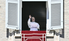 Le pape Léon XIV salue la foule pendant la prière de l'Angélus sur la place Saint-Pierre, au Vatican, le 11 octobre 2026 ( AFP / Filippo MONTEFORTE )