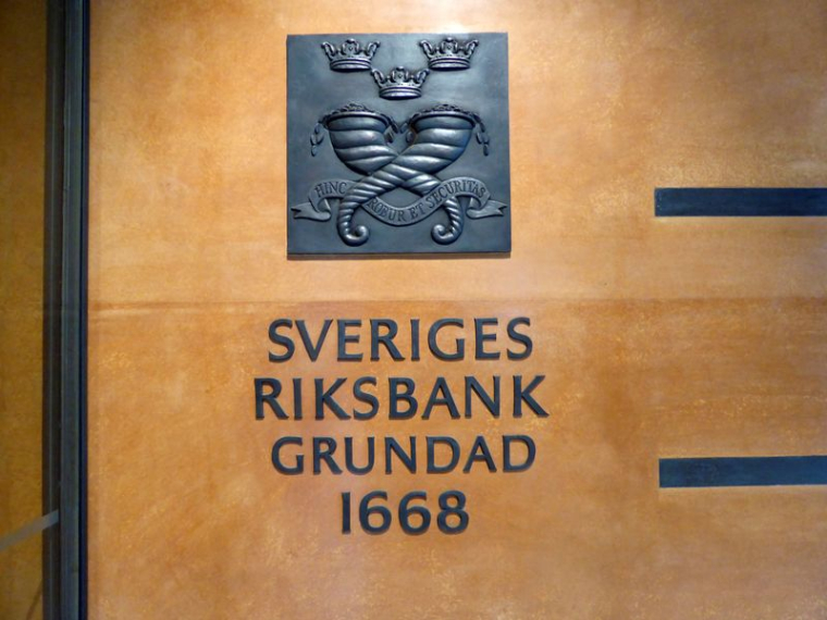 Le signe de la banque centrale suédoise est photographié à Stockholm