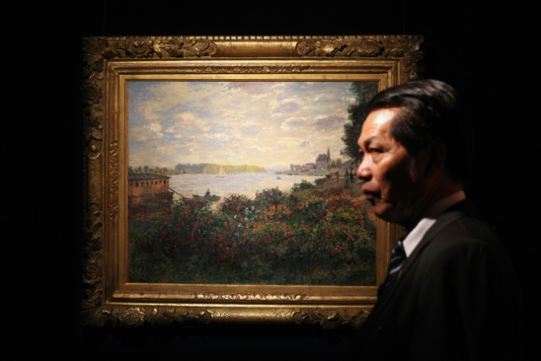 Le tableau "La Seine à Argenteuil" de Claude Monet exposé à Hong Kong, le 25 novembre 2010, dans le cadre d'une vente aux enchères de Sotheby's ( AFP / Ed Jones )