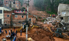 Des équipes de secours recherchent des victimes d'un glissement de terrain provoqué par de fortes pluies à Juiz de Fora, dans l'État du Minas Gerais, au Brésil, le 24 février 2026 ( AFP / Pablo PORCIUNCULA )