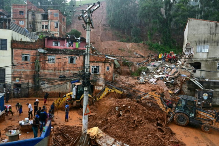 Des équipes de secours recherchent des victimes d'un glissement de terrain provoqué par de fortes pluies à Juiz de Fora, dans l'État du Minas Gerais, au Brésil, le 24 février 2026 ( AFP / Pablo PORCIUNCULA )