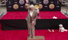 Glenn Close laisse ses empreintes dans le ciment à Hollywood