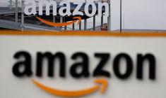 Le logo d'Amazon au centre logistique de l'entreprise à Lauwin-Planque
