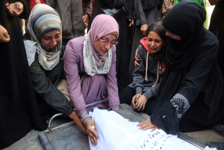 Des femmes se recueillent sur le corps d'une proche, tuée lors d'une frappe israélienne, à l’hôpital Al-Chifa de Gaza-Ville, le 20 novembre 2025 ( AFP / Omar AL-QATTAA )