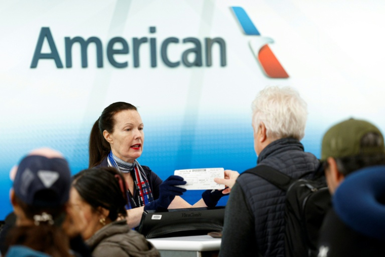 Des passagers s'enregistrent sur un vol d'American Airlines, le 25 novembre 2025 à Chicago aux Etats-Unis ( AFP / KAMIL KRZACZYNSKI )