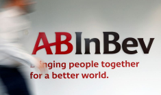 Le logo d'AB InBev est représenté à l'intérieur du siège du brasseur à Louvain