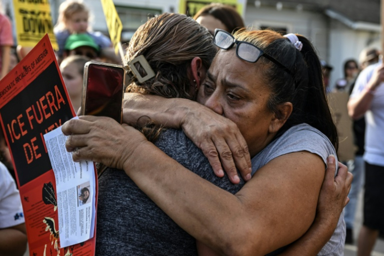 Des membres endeuillés de la communauté latino lors d'un rassemblement pour dénoncer la mort de Ronaldo Lorenzo, à Houston (Texas), le 8 juillet 2026 ( AFP / RONALDO SCHEMIDT )