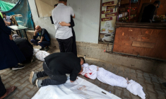 Des Palestiniens pleurent la mort de proches tués lors d'une frappe israélienne à Nousseirat, dans le centre de la bande de Gaza, le 29 octobre 2025  ( AFP / Eyad BABA )