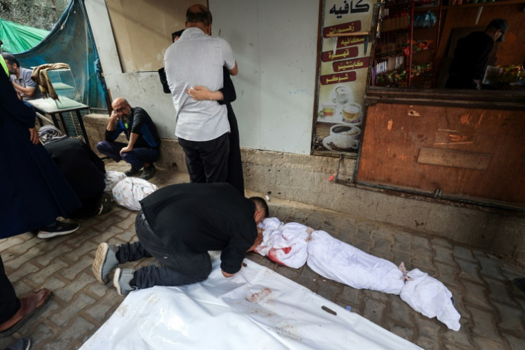 Des Palestiniens pleurent la mort de proches tués lors d'une frappe israélienne à Nousseirat, dans le centre de la bande de Gaza, le 29 octobre 2025  ( AFP / Eyad BABA )