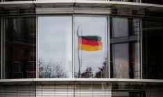 Photo d'archives d'un drapeau allemand se reflétant dans la fenêtre de l'immeuble Paul Loebe à Berlin