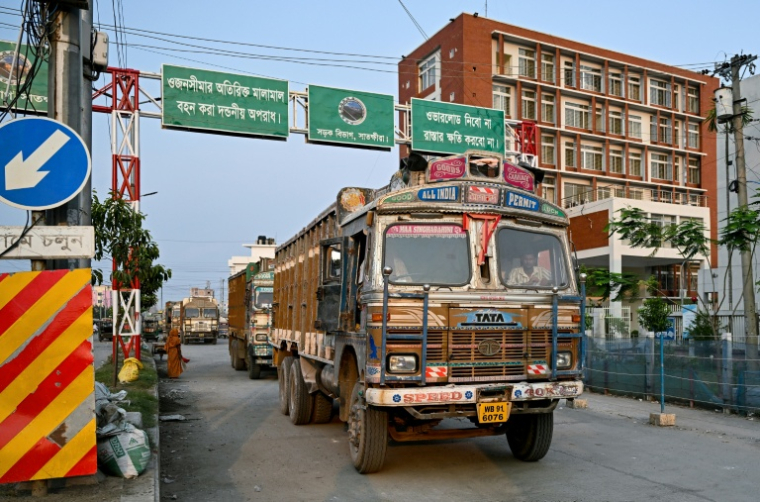 Cette photo prise le 4 juin 2026 montre des camions de marchandises indiens faisant la queue alors qu'ils rentrent en Inde après avoir déchargé leurs marchandises au poste douanier terrestre de Bhomra, à Satkhira.  ( AFP / Munir UZ ZAMAN )