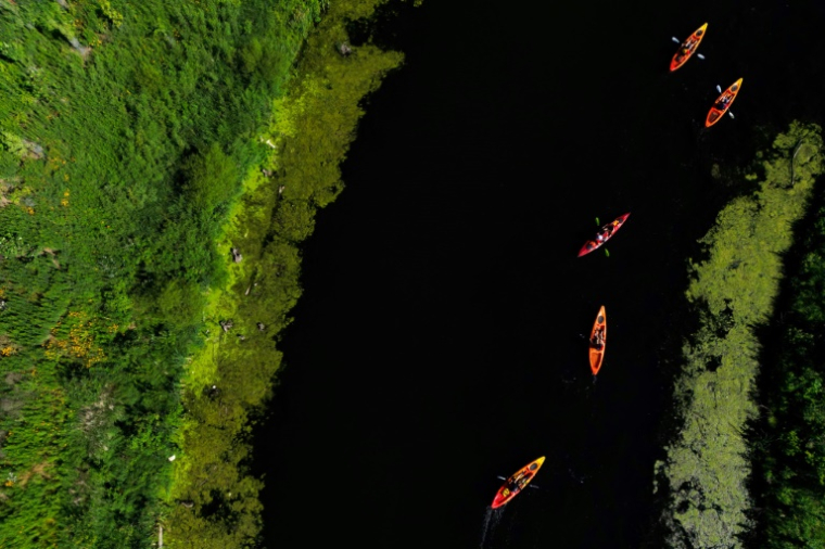 Vue aérienne de kayakistes sur la rivière Don, dans le cadre du projet de protection contre les inondations des terrains portuaires de Toronto. ( AFP / Cole BURSTON )