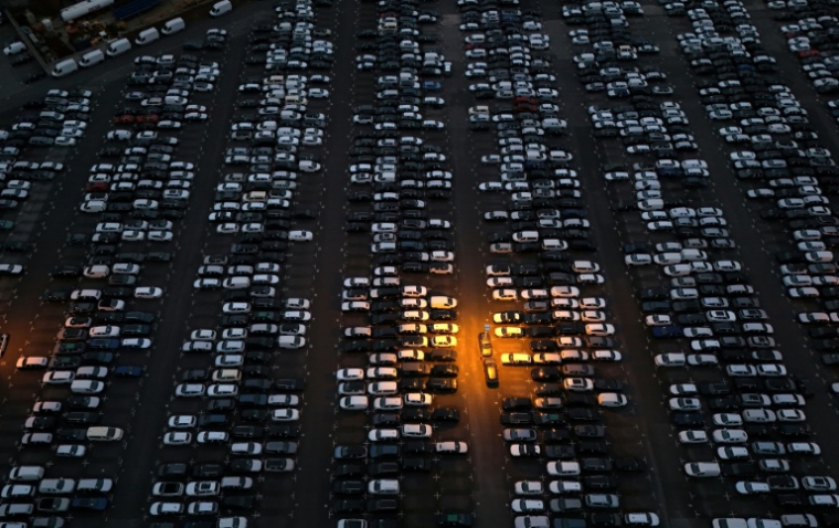 Une vue aérienne prise le 4 août 2025 à Essen, dans l'ouest de l'Allemagne, montre des voitures de différentes marques garées, prêtes à être vendues et exportées, dans un terminal logistique automobile ( AFP / Ina FASSBENDER )
