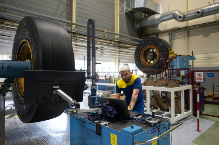 Un employé au Centre d'essai Michelin à Almeria, le 9 juin 2026 en Espagne ( AFP / JORGE GUERRERO )