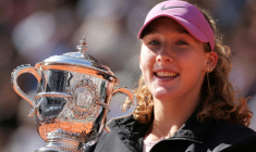 La Russe Mirra Andreeva brandit le trophée de Roland-Garros, le 6 juin 2026 ( AFP / Thomas SAMSON )