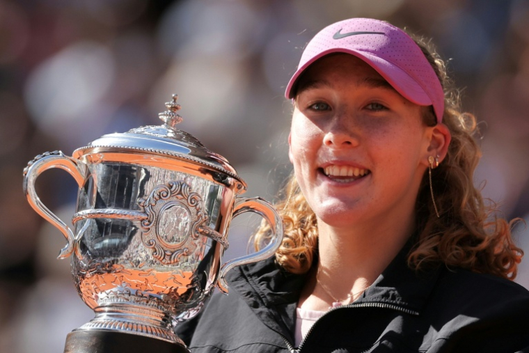 La Russe Mirra Andreeva brandit le trophée de Roland-Garros, le 6 juin 2026 ( AFP / Thomas SAMSON )