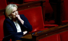 Les parlementaires débattent et votent la motion de censure contre le gouvernement français